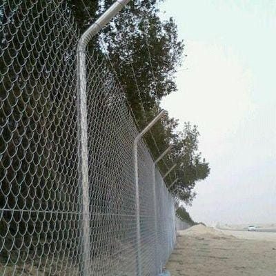 شبك مزارع منفّذ على أعمدة ثابتة حول حدود مزرعة